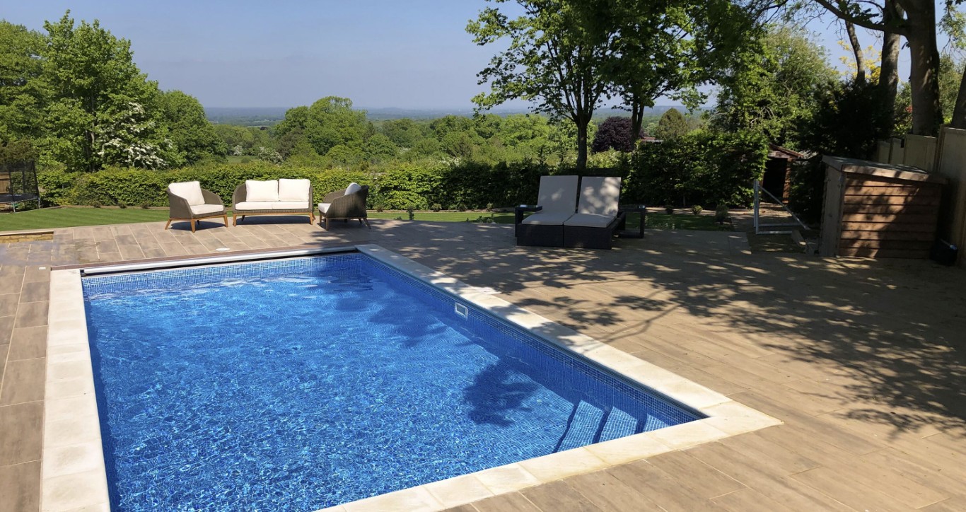 One-time and weekly pool cleaning services in Hawthorne, CA